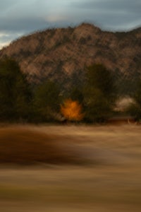 a blurry image of a mountain